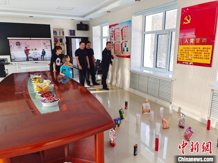 圖為恩和哈達(dá)邊境派出所民警和家屬玩套圈。　恩和哈達(dá)邊境派出所供圖