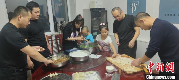 圖為恩和哈達(dá)邊境派出所民警和家屬一起包餃子。　恩和哈達(dá)邊境派出所供圖